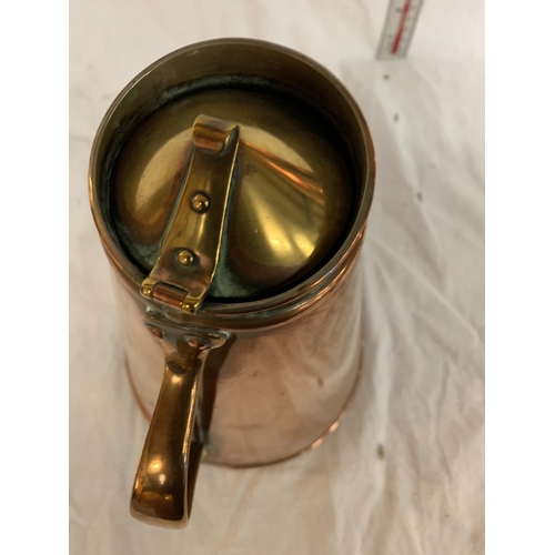 160 - AN ARTS AND CRAFTS COPPER AND BRASS LIDDED JUG 25CM TALL