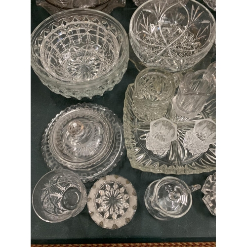 197 - A LARGE COLLECTION OF GLASSWARE TO INCLUDE JUGS, BOWLS, DOMED CAKE STAND ETC