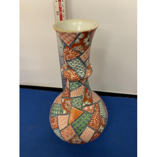 255 - A 19TH / 20TH CENTURY CHINESE POLYCHROME ENAMEL BOTTLE VASE WITH PATCHWORK DESIGN PATTERN, SIX CHARA... 