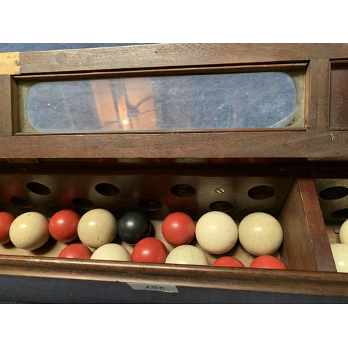 257 - A VINTAGE WOODEN AND GLASS SNOOKER/BILLIARD BALL STORAGE CABINET WITH VARIOUS BALLS