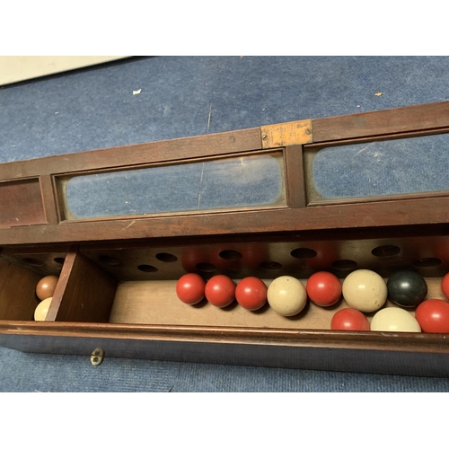 257 - A VINTAGE WOODEN AND GLASS SNOOKER/BILLIARD BALL STORAGE CABINET WITH VARIOUS BALLS