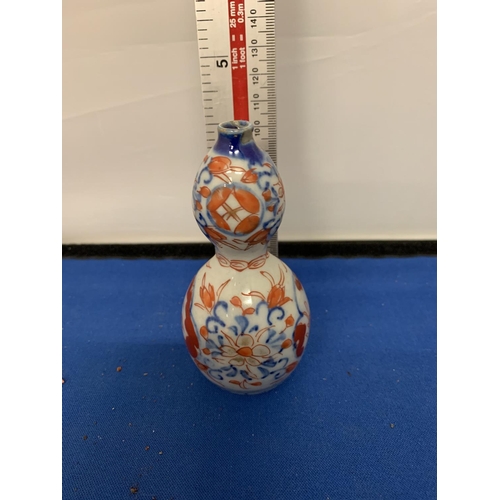 263 - A MINIATURE JAPANESE IMARI DOUBLE GOURD SHAPE VASE, HEIGHT 11.5CM