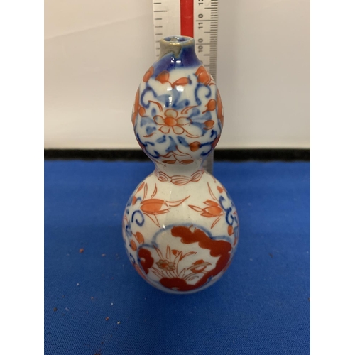 263 - A MINIATURE JAPANESE IMARI DOUBLE GOURD SHAPE VASE, HEIGHT 11.5CM