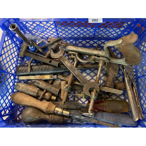 282 - VARIOUS TOOLS TO INCLUDE SPANNERS, SAWS, CHISEL, VICE, SNIPS, HAMMER ETC