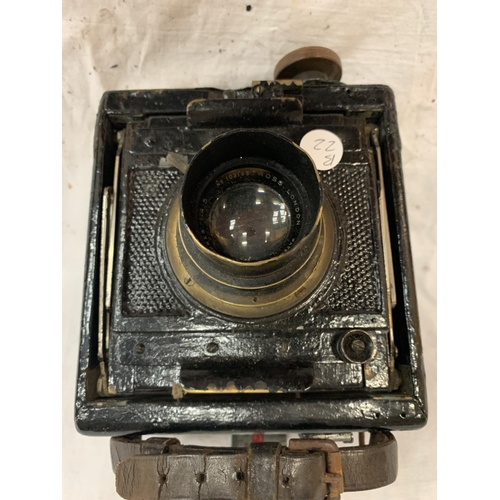 37 - A VINTAGE ROSS OF LONDON CAMERA WITH DAYLIGHT SLIDE