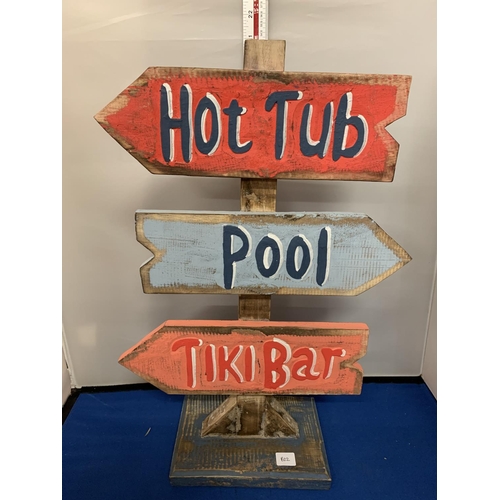 447 - A WOODEN 'TIKI BAR, HOT TUB, POOL' DIRECTION SIGN