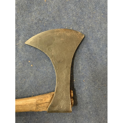 459 - A VINTAGE HEADMANS AXE