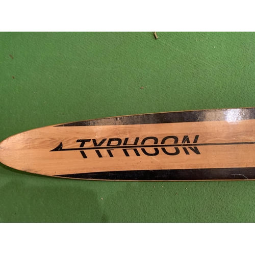 460 - A TYPHOON MONO SKI