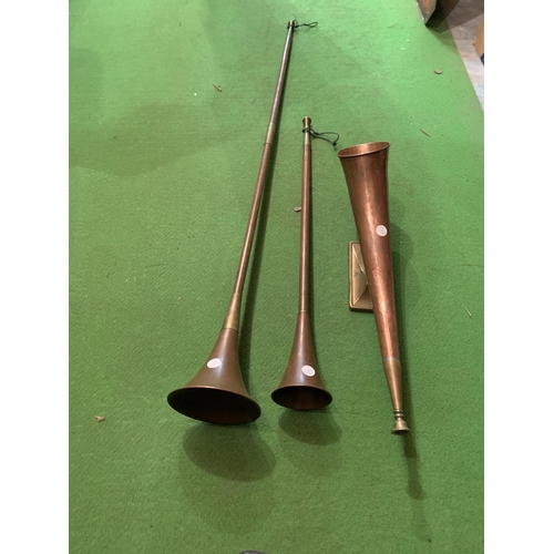 488 - TWO COPPER HUNTING HORNS AND A HORN MOUNTED ON A BRASS BASE