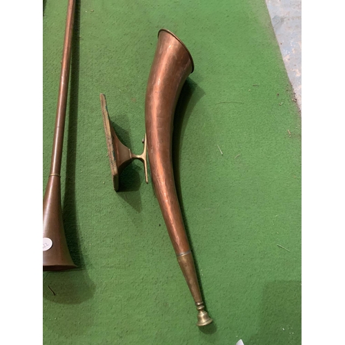 488 - TWO COPPER HUNTING HORNS AND A HORN MOUNTED ON A BRASS BASE