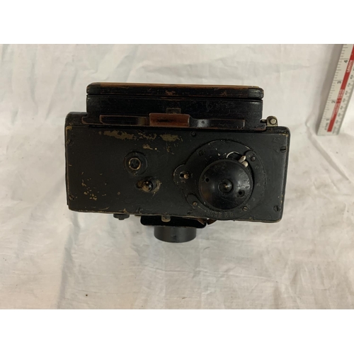 52 - A VINTAGE ROSS OF LONDON CAMERA WITH DAYLIGHT SLIDE