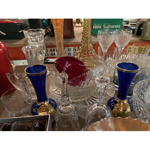 653 - A LARGE QUANTITY OF GLASSWARE TO INCLUDE COLOURED, CUT AND LUSTRE