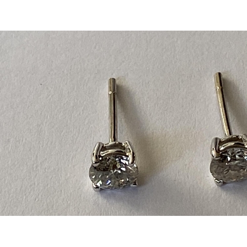 635 - A PAIR OF 9 CARAT WHITE GOLD AND DIAMOND EARRINGS (0.98 CARAT)