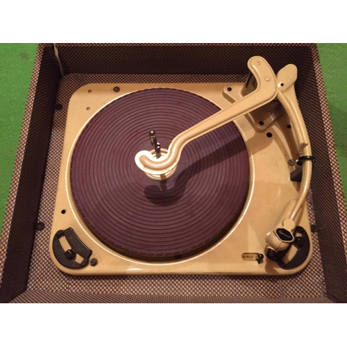 466 - A 1950'S RECORD PLAYER