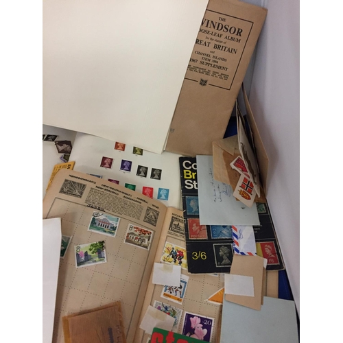 482 - A LARGE QUANTITY OF STAMPS FROM AROUND THE WORLD AND ALBUMS