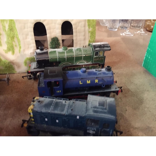 483 - A LARGE QUANTITY OF HORNBY AND BACHMANN OO GAUGE TRAINS, TRACK AND ACCESSORIES ETC