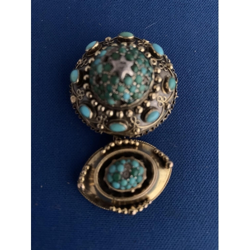 527 - VICTORIAN 15CT MARKED TURQUOISE & DIAMOND SET CIRCULAR DOMED MOURNING BROOCH TOGETHER WITH A YELLOW ... 