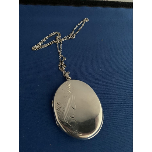 531 - LARGE OVAL SILVER ENGRAVED LOCKET MARKED 925 WITH FINE BELCHER CHAIN - BOXED 24.5G