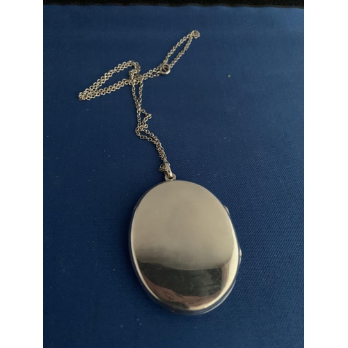 531 - LARGE OVAL SILVER ENGRAVED LOCKET MARKED 925 WITH FINE BELCHER CHAIN - BOXED 24.5G