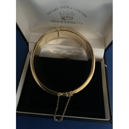 532 - VINTAGE ROLLED GOLD CHASED ENGRAVED HINGED BANGLE & SAFETY CHAIN - BOXED