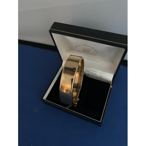 532 - VINTAGE ROLLED GOLD CHASED ENGRAVED HINGED BANGLE & SAFETY CHAIN - BOXED