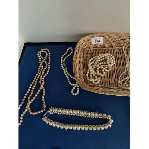 534 - SMALL BASKET CONTAINING COSTUME PEARL NECKLACES