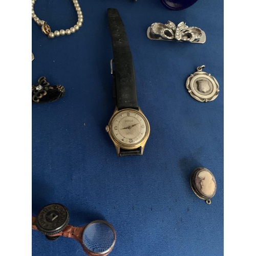 535 - COLLECTORS LOT TO INCLUDE 1950S GENTS GOLDPLATED WATCH, VINTAGE COTTON REEL, SILVER WATCH FOB, GLASS... 