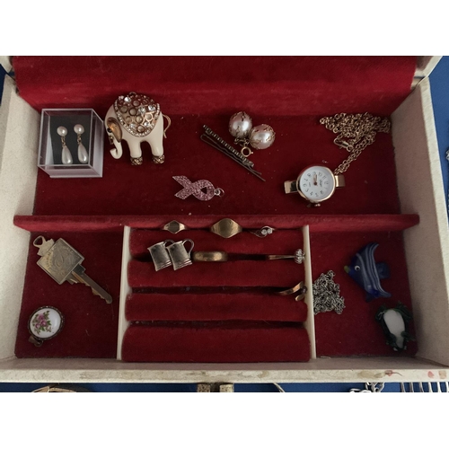 536 - JEWELLERY BOX CONTAINING VINTAGE COSTUME JEWELLERY TO INCLUDE ROLLED GOLD RINGS, LADIES GOLD PLATED ... 