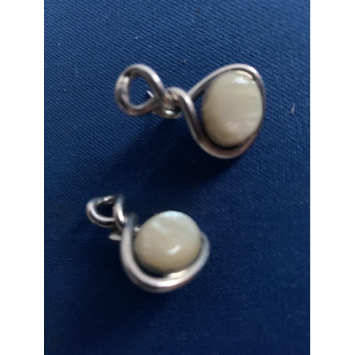 552 - MODERN MOTHER O'PEARL DROP PENDANT AND SNAKE CHAIN AND MATCHING EARRINGS MARKED 925 SILVER