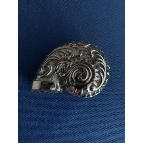 559 - WHITE METAL UNMARKED SNUFF BOX I THE FORM OF A SHELL WITH EMBOSSED DECORATION AND HINGED LID TOTAL G... 