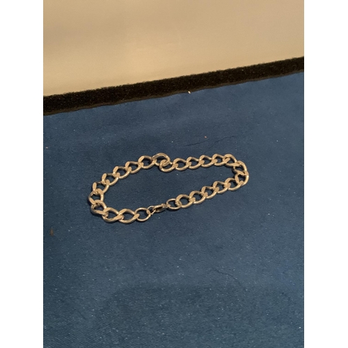 589 - GENTS SILVER CURB BRACELET