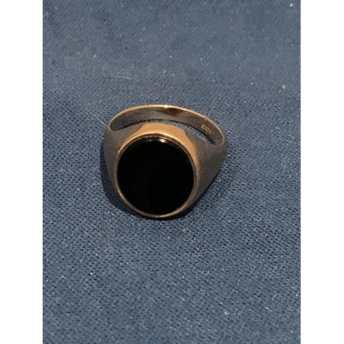 591 - 9CT GOLD GENTS ONYX SIGNET RING SIZE V