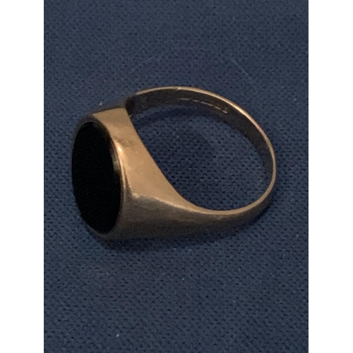 591 - 9CT GOLD GENTS ONYX SIGNET RING SIZE V