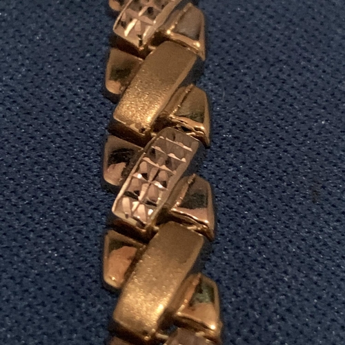 612 - 9CT HALLMARKED TWO TONE X DESIGN BRACELET TOTAL GROSS WEIGHT 8.1 GRAMS