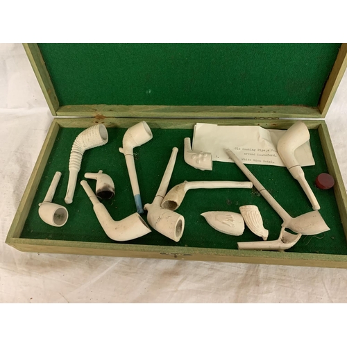 711 - EARLY 20TH CENTURY COLLECTION OF CLAY PIPES VARYING SIZES, HOUSED WITHIN A WOODEN CASE