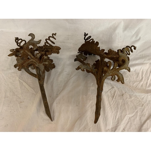 712 - PAIR OF VINTAGE WROUGHT IRON ORNAMENTAL WALL HANGINGS, FOLIAGE DECORATED 44 X 30CM