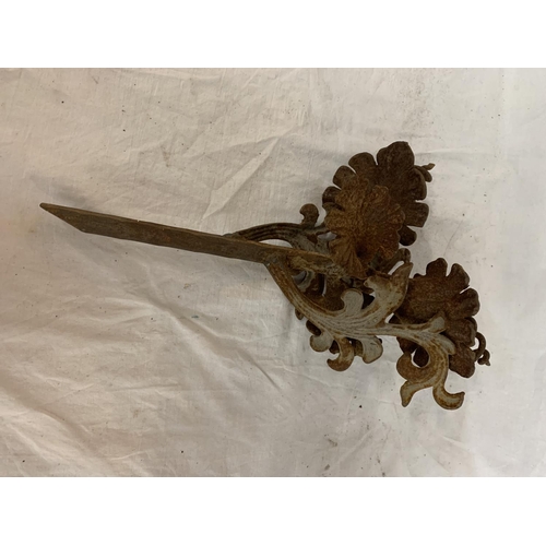 712 - PAIR OF VINTAGE WROUGHT IRON ORNAMENTAL WALL HANGINGS, FOLIAGE DECORATED 44 X 30CM