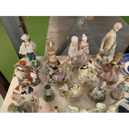 714 - COLLECTION OF VINTAGE CERAMIC WARES TO INCLUDE MALE AND FEMALE FIGURES, GROUP FIGURES, CONDIMENT SET... 