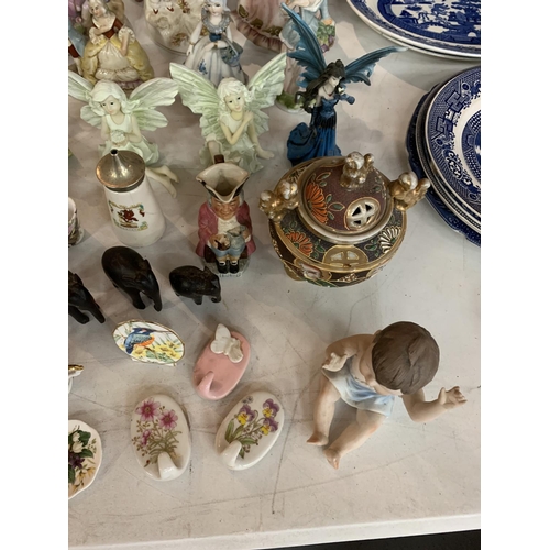 714 - COLLECTION OF VINTAGE CERAMIC WARES TO INCLUDE MALE AND FEMALE FIGURES, GROUP FIGURES, CONDIMENT SET... 