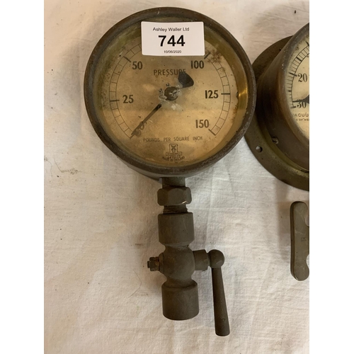 744 - THREE BRASS PRESSURE GAUGES EARLY 20TH CENTURY TO INCLUDE MAKERS, BUDENBERG GAUGE CO LTD, WINDMILL &... 