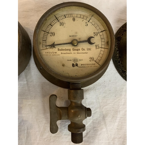 744 - THREE BRASS PRESSURE GAUGES EARLY 20TH CENTURY TO INCLUDE MAKERS, BUDENBERG GAUGE CO LTD, WINDMILL &... 