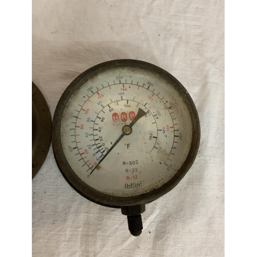 744 - THREE BRASS PRESSURE GAUGES EARLY 20TH CENTURY TO INCLUDE MAKERS, BUDENBERG GAUGE CO LTD, WINDMILL &... 