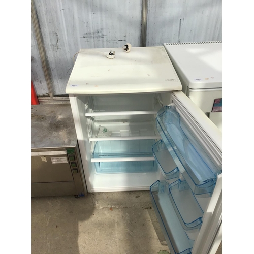 1352 - A FRIDGE IN VERY CLEAN CONDITION AND WORKING ORDER