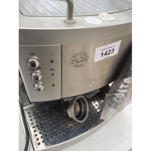 1423 - A DE LONGHI ESPRESSO COFFEE MACHINE IN WORKING ORDER