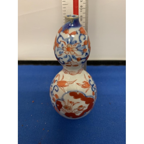 263 - A MINIATURE JAPANESE IMARI DOUBLE GOURD SHAPE VASE, HEIGHT 11.5CM