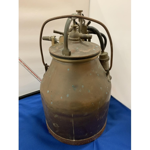 122 - A VINTAGE COPPER MILKING BUCKET WITH CLUSTER