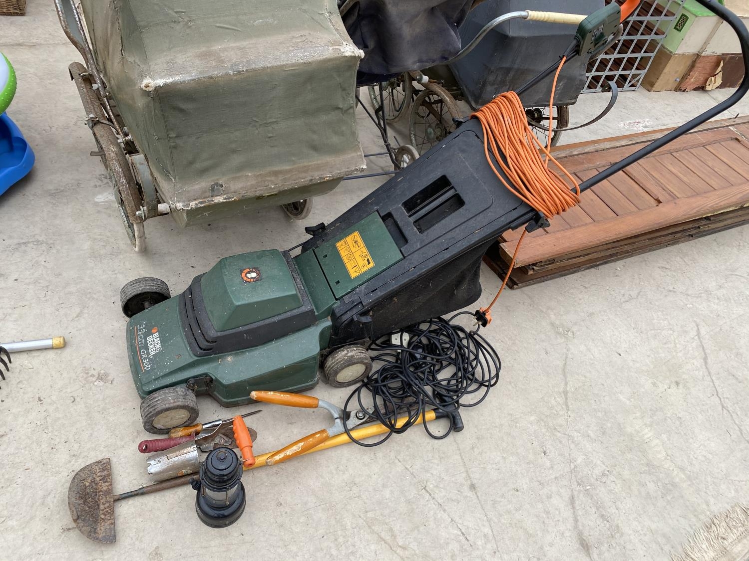 A BLACK AND DECKER ELECTRIC MOWER AND VARIOUS GARDEN TOOLS