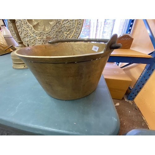 260 - A LARGE VINTAGE BRASS JAM PAN