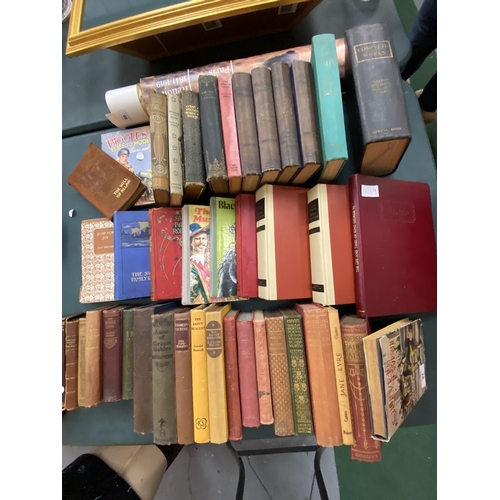 67 - A LARGE COLLECTION OF VINTAGE BOOKS TO INCLUDE BIGGLES FLIES TO WORK, BURNS POETRY, WILLIAM SHAKESPE... 