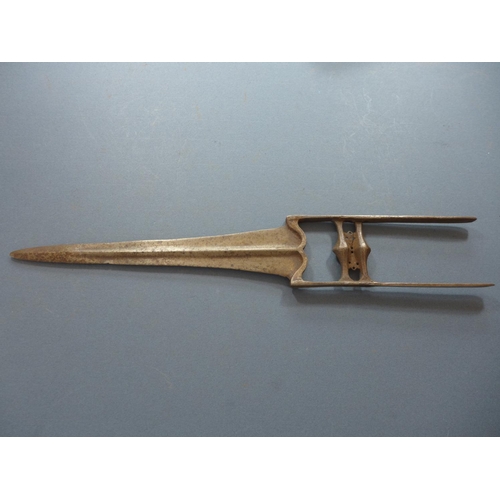 381 - AN INDIAN KATAR KNIFE - 26 CM BLADE